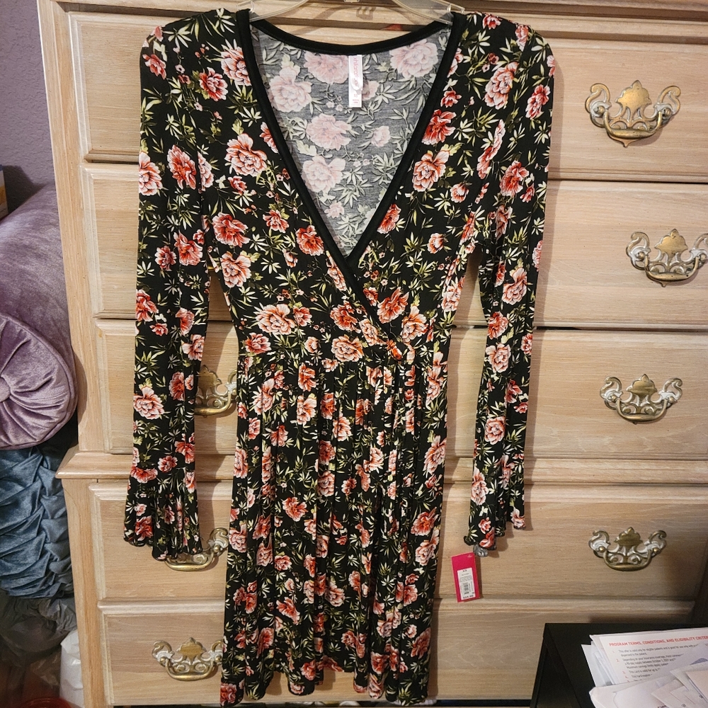 Xhilaration Black & Pink Floral Print Vneck Size XS